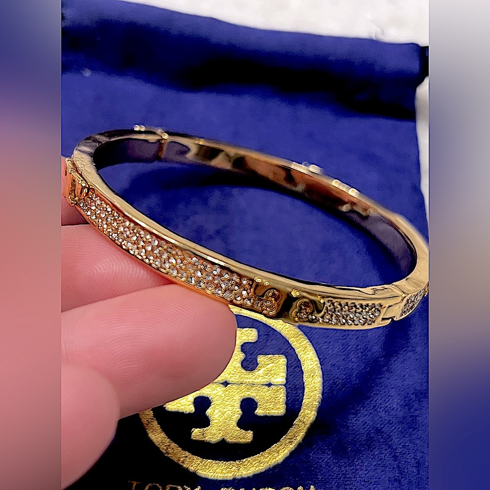 Brand New Tory Burch SERIF-T Pave Hinged Bracelet Bangle Swarovski Crystal Gold - Picture 4 of 6